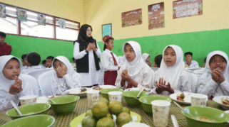 Bupati Banyuwangi (Ipuk Fiestiandani) Simulasi Program Makan Siang Bergizi Bersama SDN 5 Glagah