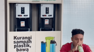 Smuhero Water Station, Inovasi Kekinian Tekan Sampah Plastik di Lingkungan Sekolah Siswa SMK Muhammadiyah 6 Rogojampi mengisi ulang tumbler di "Smuhero Water Station".