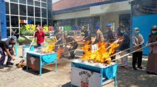 Bea Cukai Banyuwangi Musnahkan Rokok dan Miras Ilegal Senilai Hampir Rp1 Miliar Bea Cukai Banyuwangi memusnahkan ratusan ribu batang rokok dan ribuan liter miras ilegal