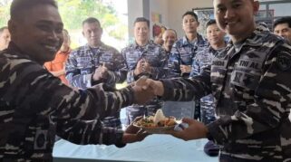 Lanal Banyuwangi Gelar Tasyakuran Peringati Hari Kesehatan TNI AL 2024 Danlanal Banyuwangi memberikan potongan tumpeng dalam acara tasyakuran Hari Kesehatan TNI AL 2024