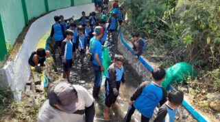 Dinas PU Banyuwangi, Sungai Watch, PLC Dan FRB Bersihkan Aliran Sungai di Pecemengan Blimbingsari Dinas PU Pengairan Banyuwangi bekerjasama dengan Sungai Watch, PLC, dan relawan membersihkan Daerah Aliran Sungai (DAS) Pecemengan di Blimbingsari