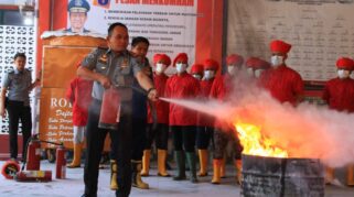 Petugas dan Warga Binaan Lapas Banyuwangi Dilatih Teknik Pemadaman Kebakaran Pemadaman Kebakaran Banyuwangi Gelar Pelatihan di Lapas Banyuwangi (Lapas Kelas IIA Banyuwangi)