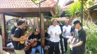 Relawan TTS Gelar Silaturahmi dan Dukung H. Mujiono dengan Musik Tradisional H. Mujiono dan relawan TTS bersama musisi jalanan.