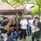H. Mujiono dan relawan TTS bersama musisi jalanan.