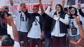 Ratusan Sopir Dump Truck di Banyuwangi Bersatu Dukung Ipuk-Mujiono Sopir dump truck nyatakan dukung Ipuk-Mujiono