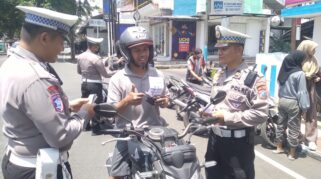 Polsek Rogojampi Sosialisasikan Tertib Berlalu Lintas dalam Operasi Zebra Semeru 2024 Polisi mensosialisasikan Operasi Zebra Semeru 2024 di Banyuwangi.
