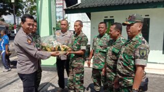 Camat Genteng memberikan tumpeng kepada Danramil 0825/04 Genteng.