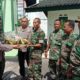 Camat Genteng memberikan tumpeng kepada Danramil 0825/04 Genteng.