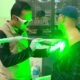 Petugas medis menghapus tato menggunakan laser