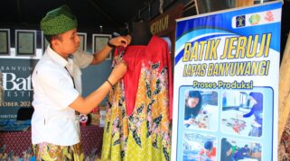 Batik Jeruji Lapas Banyuwangi Pamerkan Keindahan di Banyuwangi Batik Festival 2024 Warga Binaan Lapas Banyuwangi mempersiapkan Batik Jeruji untuk dipamerkan di BBF 2024.