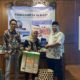 Mahasiswa PROMAHADESA memberikan penghargaan kepada warga Desa Kemiren.