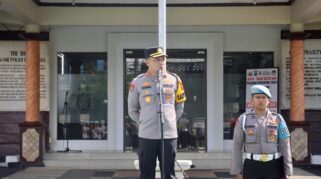 Polresta Banyuwangi Siaga Penuh Amankan Pelantikan Presiden dan Wakil Presiden Kapolresta Banyuwangi pimpin apel siaga pengamanan pelantikan Presiden dan Wakil Presiden.