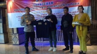 Polresta Banyuwangi Gelar Sarasehan dengan Media, Jaga Kondusifitas Pilkada 2024 Kapolresta Banyuwangi berfoto bersama awak media di Warung Seblang
