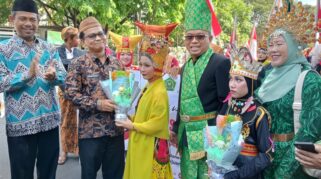 Ratusan Siswa MIN 1 Banyuwangi Meriahkan Kirab Budaya Hari Sumpah Pemuda Siswa MIN 1 Banyuwangi mengenakan busana tradisional dalam kirab budaya Hari Sumpah Pemuda. Kepala Kemenag Banyuwangi menerima buket bunga