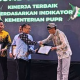 Direktur Utama PUDAM Banyuwangi menerima penghargaan dari Kepala Perwakilan BPKP Jawa Timur