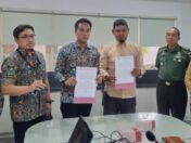Penandatanganan kontrak pengerjaan Pasar Induk Banyuwangi dan Asrama Inggrisan oleh Kementerian PUPR. (Foto: Humaskab).