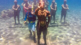 Banyuwangi Hadirkan Spot Wisata Bawah Laut "Majapahit's Warrior Underwater" Wisatawan menyelam di dekat patung bawah laut Majapahit's Warrior Underwater