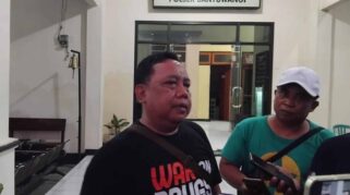 Seorang pria mengenakan kaus "War on Drugs" diwawancarai di Polsek Banyuwangi.