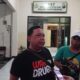 Seorang pria mengenakan kaus "War on Drugs" diwawancarai di Polsek Banyuwangi.