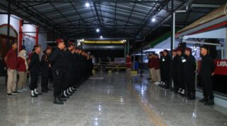 Kadivpas Pantau Langsung Sidak di Lapas Banyuwangi Lewat Video Call, Tak Ditemukan Barang Terlarang Petugas lapas Banyuwangi berbaris sebelum melakukan sidak