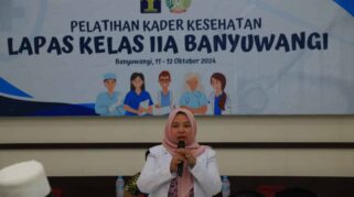 Seorang dokter memberikan materi pelatihan kader kesehatan di Lapas Banyuwangi.