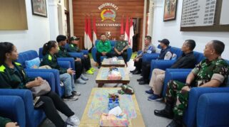 Kontingen Karate Kodim 0825 Banyuwangi berdialog dengan pejabat.