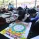 Seorang siswi mengikuti lomba kaligrafi di Festival Anak Sholeh Banyuwangi.