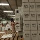Petugas KPU Banyuwangi menyiapkan logistik Pilkada 2024.
