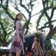 Seorang model cilik mengenakan busana batik "Jenon" di Banyuwangi Batik Festival 2024.