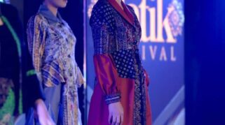 Model memperagakan busana batik motif "Jenon" di Banyuwangi Batik Festival.