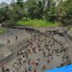 Warga berkumpul di DAM yang sedang dikuras.