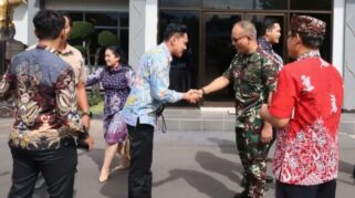 Danlanal Banyuwangi Terima Kunjungan Kerja Komisi I DPRD Kabupaten Banyuwangi Foto menunjukkan Danlanal Banyuwangi Letkol Laut (P) Hafidz dan Ketua Komisi I DPRD Kabupaten Banyuwangi Marifatul Kamila, S.H., sedang berjabat tangan di depan gedung Mako Lanal Banyuwangi.