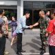 Foto menunjukkan Danlanal Banyuwangi Letkol Laut (P) Hafidz dan Ketua Komisi I DPRD Kabupaten Banyuwangi Marifatul Kamila, S.H., sedang berjabat tangan di depan gedung Mako Lanal Banyuwangi.