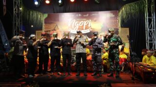 Sejumlah orang sedang menikmati secangkir kopi dalam suasana Festival Ngopi Sepuluh Ewu di Desa Kemiren, Banyuwangi.