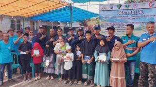 Suasana kegiatan bakti sosial yang diselenggarakan Forum Rogojampi Bersatu di Dusun Karangsari, Desa Kedaleman, Rogojampi, Banyuwangi. Terlihat beberapa orang menerima santunan dan layanan kesehatan gratis.
