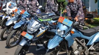 Personel Lanal Banyuwangi tengah memeriksa kelengkapan kendaraan dinas roda dua.