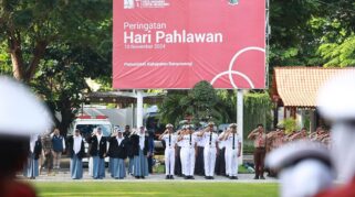 Plt Bupati Banyuwangi Sugirah memimpin upacara peringatan Hari Pahlawan di halaman Pemkab Banyuwangi. Terlihat para peserta upacara dengan khidmat mendengarkan amanat.