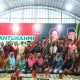 Gus Hans, calon wakil gubernur Jawa Timur, berfoto bersama dengan sejumlah orang di dalam sebuah ruangan, dengan latar belakang spanduk bertuliskan "Silaturahmi dan Doa Bersama".
