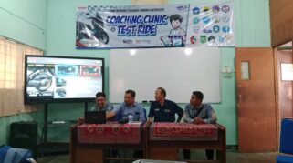 Sejumlah guru SMK Models tampak serius menyimak materi pelatihan teknik sepeda motor yang diberikan oleh perwakilan Yamaha.