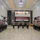 Sejumlah anggota kepolisian berbaris rapi di sebuah ruangan. Terlihat seorang perwira sedang memimpin upacara.