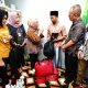 Menteri PPPA Arifah Fauzi sedang berbicara dengan seorang pria di dalam ruangan. Terlihat seorang perempuan terbaring di ranjang rumah sakit.