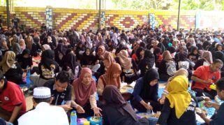 Sejumlah siswa dan guru SMK Models sedang makan bersama di lapangan sekolah. Mereka terlihat menikmati makanan sehat yang mereka bawa dari rumah.