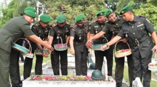 Dandim 0825 Banyuwangi memimpin upacara ziarah di TMP.