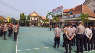 Personel Polresta Banyuwangi bersiap patroli.
