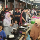 Sebuah bazar kuliner dengan dekorasi khas Timur Tengah. Terlihat sejumlah orang sedang berbelanja makanan dan minuman.
