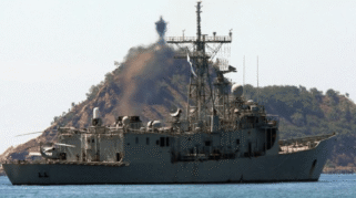 Sebuah kapal perang Australia berlabuh di pelabuhan Banyuwangi.