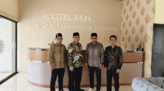 Foto memperlihatkan Direktur Utama PT Syarikat Cahaya Media/Suara Muhammadiyah, Deni Asy’ari, sedang melakukan kunjungan ke SMK Muhammadiyah 1 Genteng.