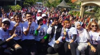 Ipuk Fiestiandani Disambut Hangat Ribuan Warga Rogojampi, Banyuwangi Foto menunjukkan Ipuk Fiestiandani sedang bersalaman dengan warga di Perumahan Griya Gurit Permai, Desa Pengatigan, Kecamatan Rogojampi, Banyuwangi.