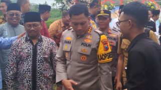 Polresta Banyuwangi Temukan Bukti Kekerasan Seksual pada Korban Bocah 7 Tahun, Pelaku Masih Diburu Kapolresta Banyuwangi Kombes Pol Rama Samtama Putra bersama Plt Bupati Sugirah saat mengunjungi rumah korban.