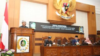 DPRD Banyuwangi Bahas Raperda APBD 2025, Fokus pada Penguatan SDM dan Ekonomi Berkelanjutan Plt. Bupati Banyuwangi menyampaikan nota keuangan Raperda APBD 2025 dalam rapat paripurna DPRD Banyuwangi.